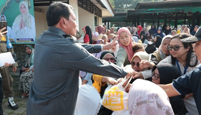 Bupati Bagikan 2.000 Paket Sembako Murah di Alun-Alun Tigaraksa