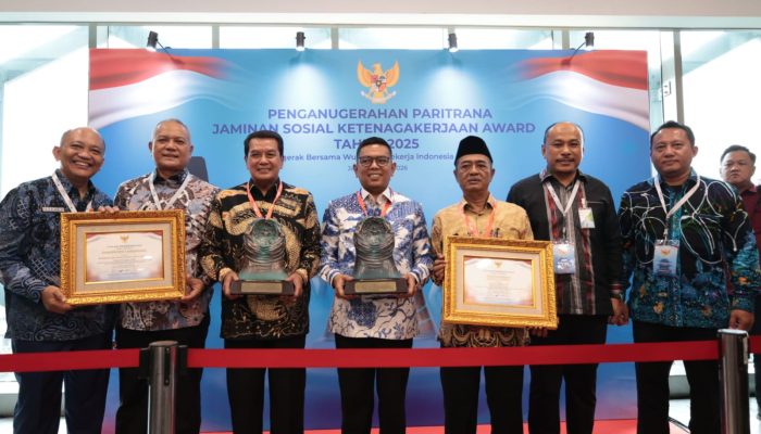 Bupati Maesyal Terima Penghargaan Paritrana Award 2025 Dari Menko Bidang Pembelajaran Masyarakat