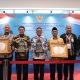 Bupati Maesyal Terima Penghargaan Paritrana Award 2025 Dari Menko Bidang Pembelajaran Masyarakat