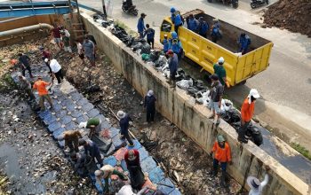 Cegah Banjir, UPTD DAS Cidurian-Cisadane, DPUPR Kota dan Banksasuci Bersihkan Sampah di Kali Ledug