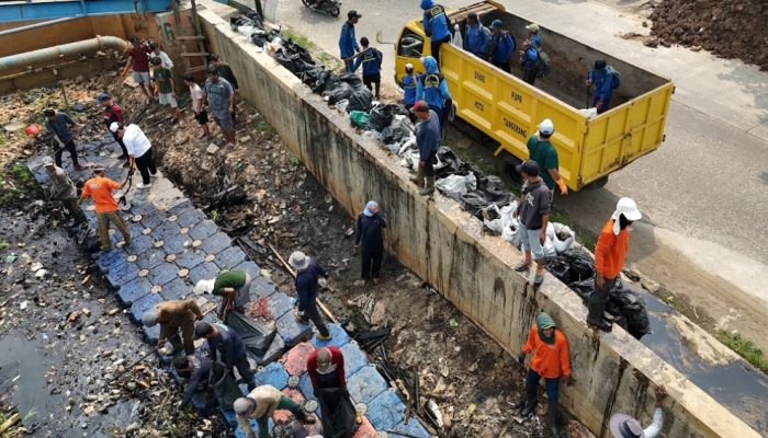 Cegah Banjir, UPTD DAS Cidurian-Cisadane, DPUPR Kota dan Banksasuci Bersihkan Sampah di Kali Ledug