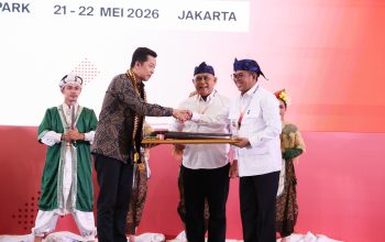 Gubernur Andra Soni Serahkan Golok Pusaka Banten kepada Menpora pada Rakernas KONI