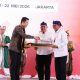 Gubernur Andra Soni Serahkan Golok Pusaka Banten kepada Menpora pada Rakernas KONI