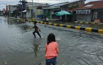 Banjir Rob Terjang Pesisir Batu Bara, Rumah dan Jalan Tergenang Air