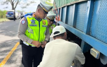 Kasat Lantas Polres Batu Bara Sosialisi Himbauan Pengemudi Truk Taat Berlalu Lintas