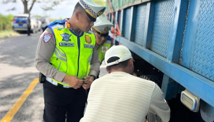 Kasat Lantas Polres Batu Bara Sosialisi Himbauan Pengemudi Truk Taat Berlalu Lintas