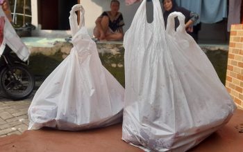 Imbas Sampah Plastik Merajalela, Daging Kurban di Tangsel Dikemas Besek Bambu