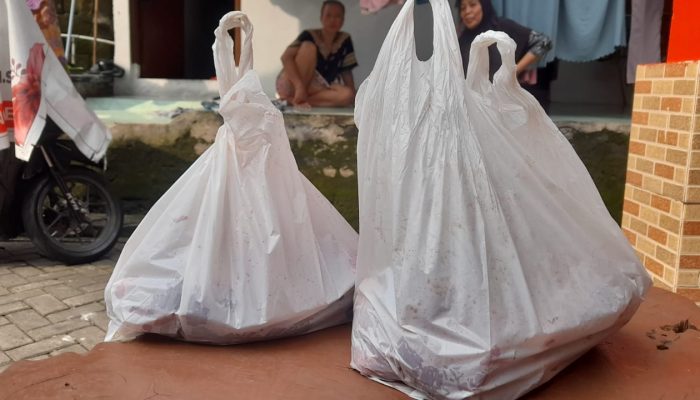 Imbas Sampah Plastik Merajalela, Daging Kurban di Tangsel Dikemas Besek Bambu