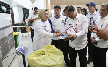 Intan Resmikan Bank Sampah Unit Puspem Kab Tangerang