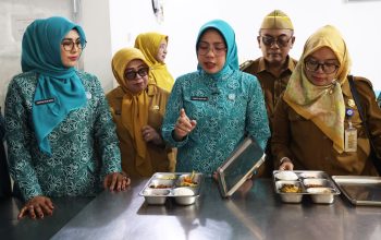 Tinawati Andra Soni Bekali Ibu Rumah Tangga di Kota Serang Keterampilan Usaha
