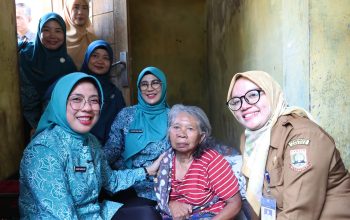 Tinawati Andra Soni Temui Masita, Beri Pendampingan Lansia Sebatang Kara di Kota Serang