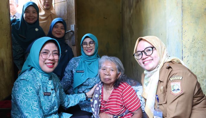 Tinawati Andra Soni Temui Masita, Beri Pendampingan Lansia Sebatang Kara di Kota Serang