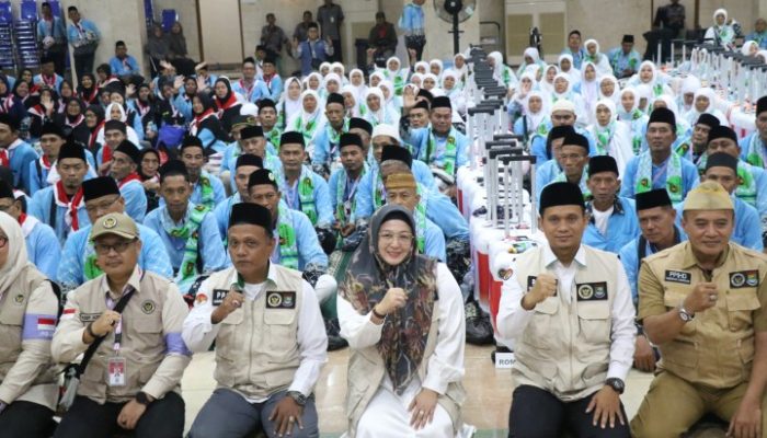 Wakil Bupati Intan Lepas Jemaah Haji Kloter 15