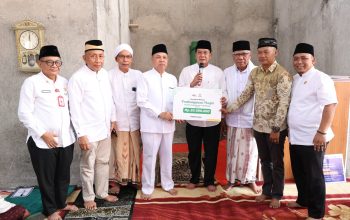 Bupati Jumling di Masjid Jami Al Hidayah Desa Muncung Kec Kronjo