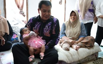Bupati Turun Langsung Kawal Program Bedah Rumah, Sekaligus Penuhi Janji Menamai Bayi
