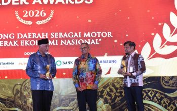 Gubernur Andra Soni Raih Penghargaan Disway Top Regional Leader Awards 2026