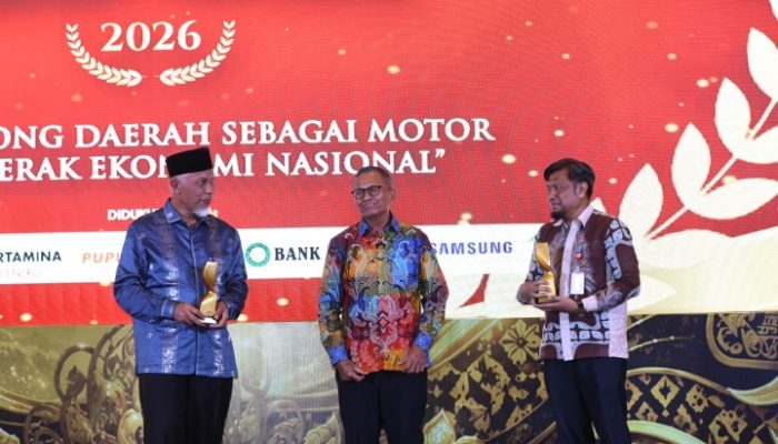 Gubernur Andra Soni Raih Penghargaan Disway Top Regional Leader Awards 2026