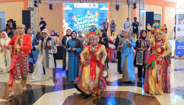 Hadiri Parade Wastra Banten, Tinawati Andra Soni Dorong Penguatan Pariwisata dan Ekonomi Kreatif