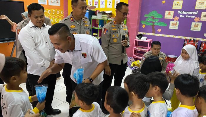 Kapolres Banjar Tebar Kebahagiaan di TK Kemala Bhayangkari, Bingkisan untuk Murid dan Sembako bagi Guru