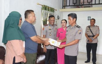 Kapolres Tanjungbalai Berbagi Kasih dan Serahkan Bantuan untuk Warga dan Personil