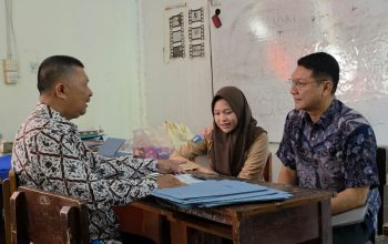 Sekda Deden Ikuti Gerakan Antar Anak Ambil Rapor, Bangun Ikatan Emosional dengan Anak