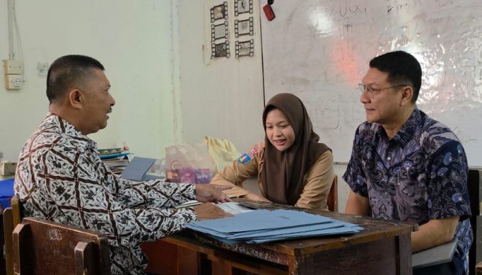 Sekda Deden Ikuti Gerakan Antar Anak Ambil Rapor, Bangun Ikatan Emosional dengan Anak