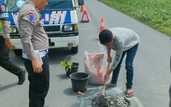 Warga Apresiasi Satlantas Polres Batu Bara Tambal Jalan Berlubang di Jalinsum