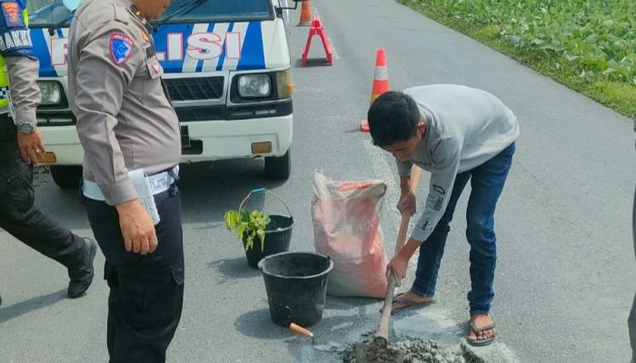 Warga Apresiasi Satlantas Polres Batu Bara Tambal Jalan Berlubang di Jalinsum