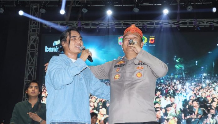 Kapolres Ciamis Duet Bareng Penyanyi Nasional di Festival Harmoni Tanpa Batas Hari Jadi Kabupaten Ciamis ke-384