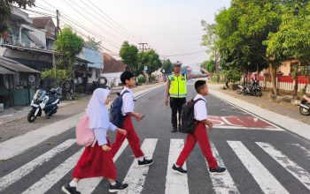 Awali Hari dengan Pelayanan, Personel Polsek Pataruman Jaga Kelancaran Lalu Lintas di Jalur Sekolah dan Simpang Padat