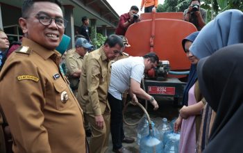 Bupati Tangerang dan Gubernur Banten Salurkan Air Bersih untuk Warga Terdampak Kekeringan