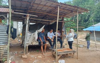 Camat Sukamulya Kunjungi Warga Penghuni Gubug Reot
