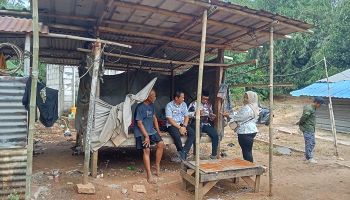 Camat Sukamulya Kunjungi Warga Penghuni Gubug Reot