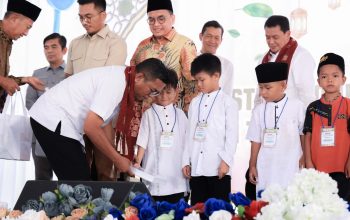 Gubernur Andra Soni Apresiasi Semangat Gotong Royong Warga Cengkok dalam Membangun Kampung