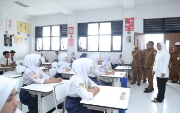 Gubernur Andra Soni Tinjau Pembangunan Ruang Kelas Baru SMA Negeri 30 Kabupaten Tangerang