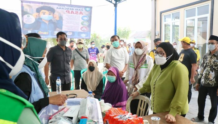 Intan Tinjau dan Monitoring Penanganan Warga Terdampak Asap Kebakaran TPA Jatiwaringin