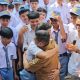 Momen Haru di SMK PGRI Pandeglang, Siswa Peluk Gubernur Banten Andra Soni