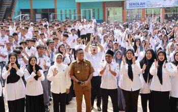 Monitoring Program Sekolah Gratis, Gubernur Banten Andra Soni Ajak Siswa Belajar dengan Baik