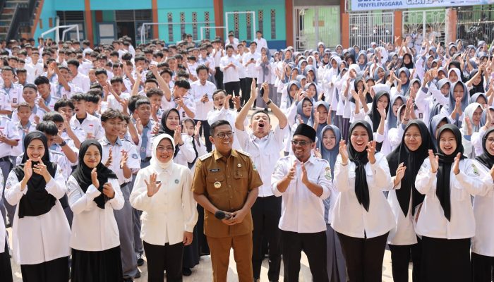 Monitoring Program Sekolah Gratis, Gubernur Banten Andra Soni Ajak Siswa Belajar dengan Baik