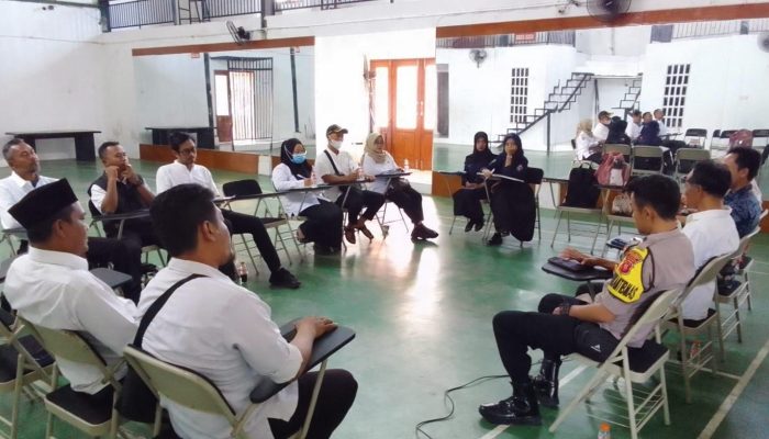 Polsek Cikoneng Hadiri Rapat Minggon Desa Gunungcupu, Wujudkan Kamtibmas yang Kondusif
