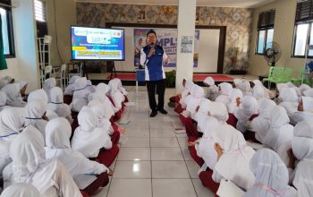 Relawan TIK dan SMPN 2 Mauk Edukasi Murid Baru untuk Sopan dan Bijak Bermedia Sosial