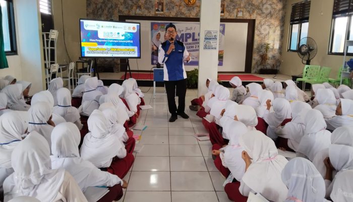 Relawan TIK dan SMPN 2 Mauk Edukasi Murid Baru untuk Sopan dan Bijak Bermedia Sosial