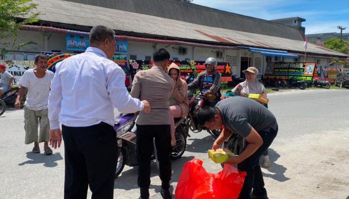 Sambut HUT Polri ke-80, Polres Tanjung Balai Bagikan Nasi Kotak ke Abang Becak