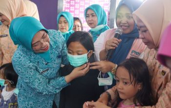 Tinawati Andra Soni Salurkan Bantuan untuk Korban Kebakaran TPA Jatiwaringin