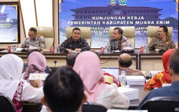 Terima Kunker Pemkab Muara Enim, Sekda Tegaskan Komitmen Lindungi Pekerja Rentan Lewat Jaminan Sosial