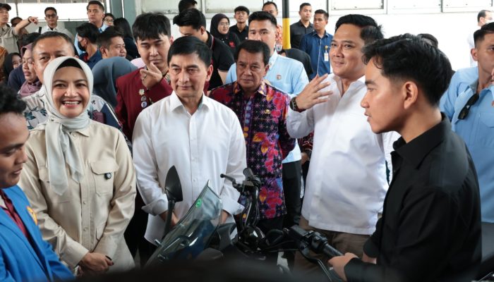Bupati Tangerang Bersama Wagup Banten Dampingi Wapres Gibran Tinjau Industri Motor Listrik