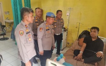 Wujud Kepedulian, PJU Polres Tanjung Balai Jenguk Personel yang Terbaring Sakit