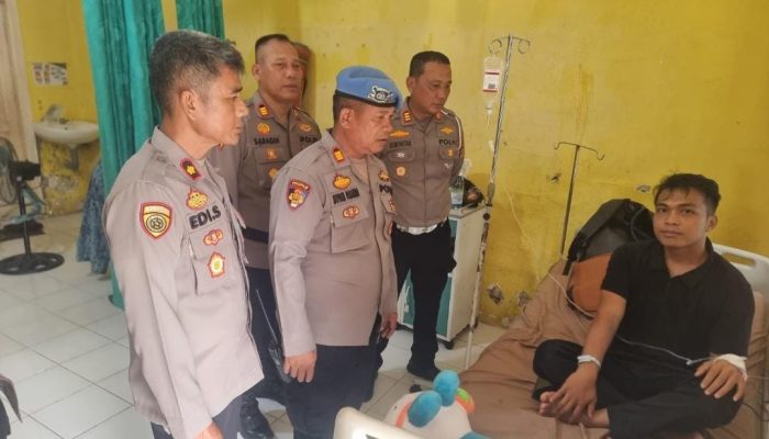 Wujud Kepedulian, PJU Polres Tanjung Balai Jenguk Personel yang Terbaring Sakit