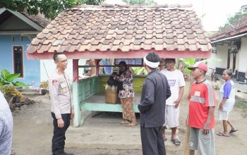 Ajak Tertib Lalu Lintas dari Kampung, Kapolres Banjar Turun Langsung Gotong Royong Bersama Warga