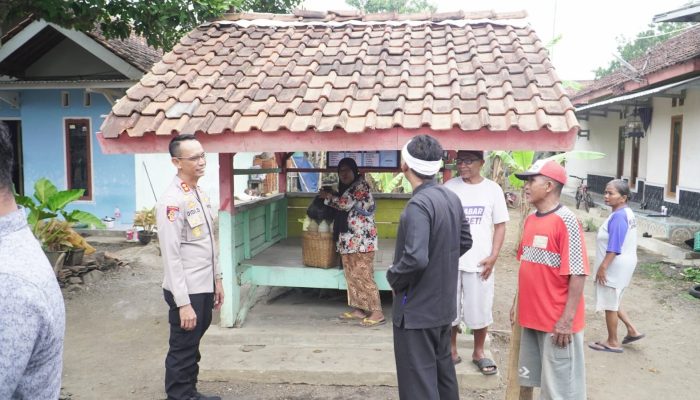 Ajak Tertib Lalu Lintas dari Kampung, Kapolres Banjar Turun Langsung Gotong Royong Bersama Warga
